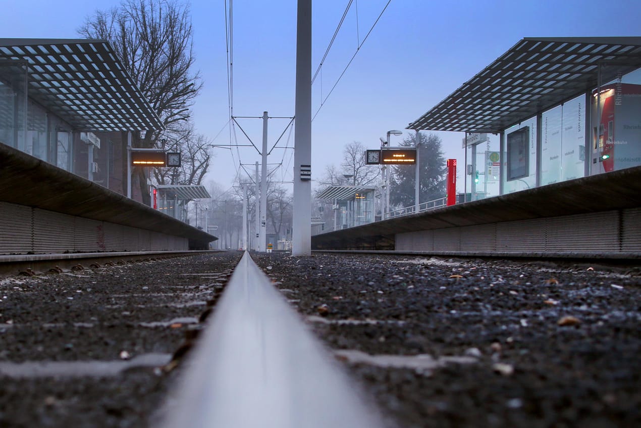 Warnstreiks im öffentlichen Dienst haben den Nahverkehr in einigen deutschen Städten lahmgelegt. Auch Kitas und die Abfallentsorgung waren betroffen.