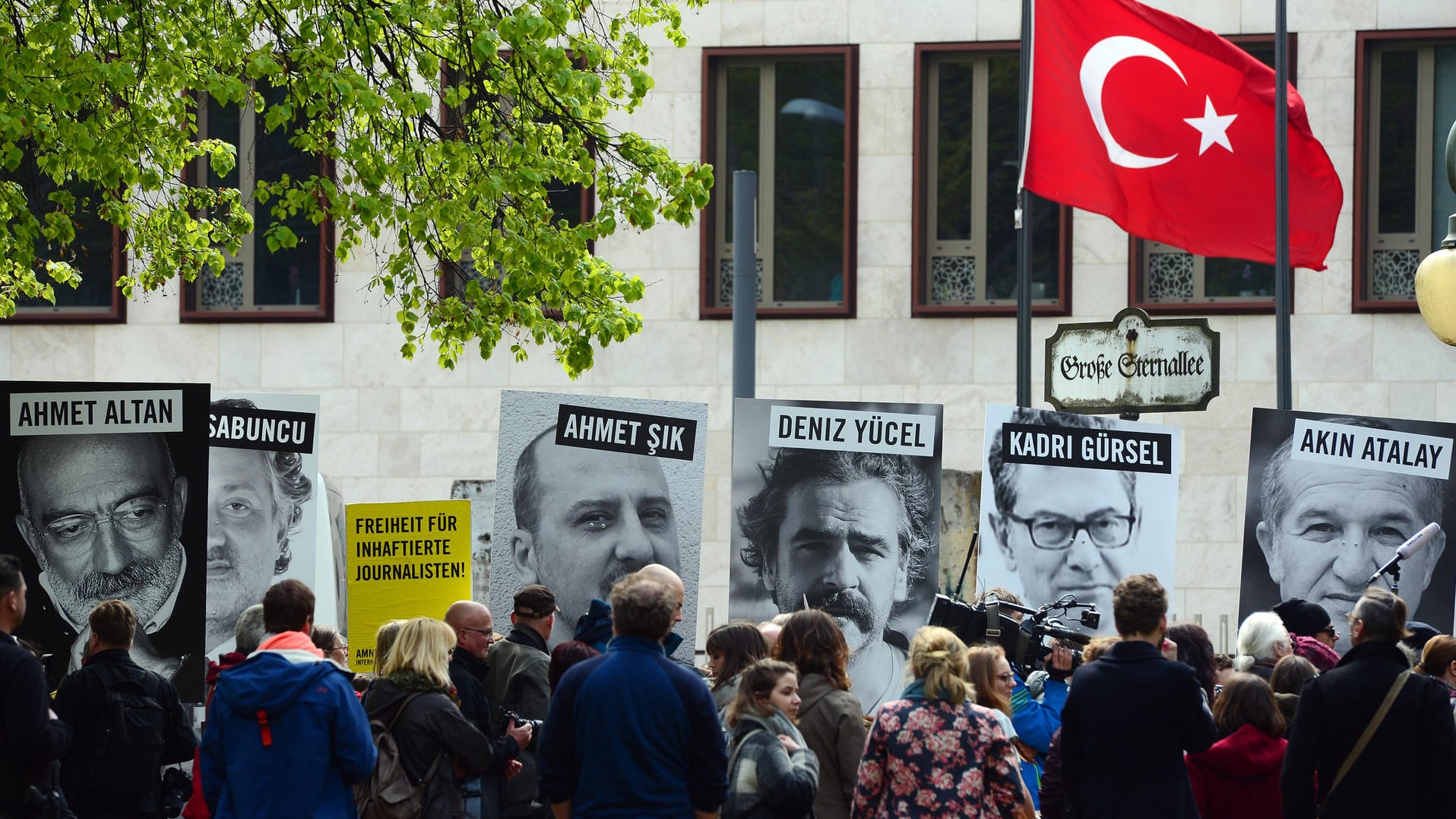 Demonstranten protestieren 2017 in Berlin vor der Botschaft der Türkei: Die größte Mediengruppe der Türkei steht vor dem Verkauf an einen Erdogan-nahen Konzern. Demonstranten protestieren 2017 in Berlin vor der Botschaft der Türkei: Die größte Mediengruppe der Türkei steht vor dem Verkauf an einen Erdogan-nahen Konzern.