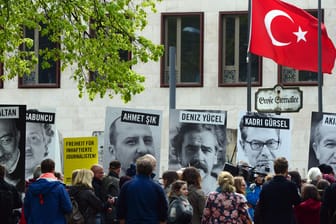 Demonstranten protestieren 2017 in Berlin vor der Botschaft der Türkei: Die größte Mediengruppe der Türkei steht vor dem Verkauf an einen Erdogan-nahen Konzern.