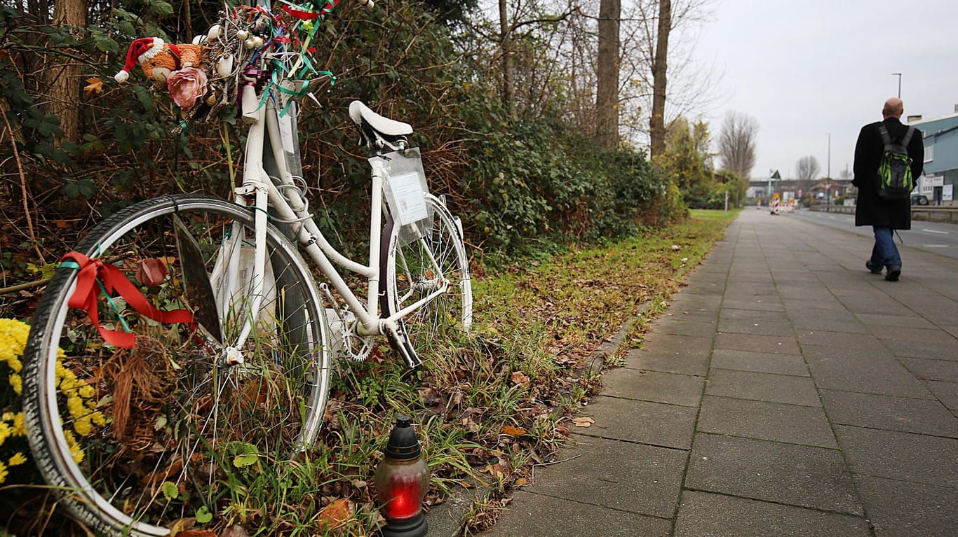 Kerzen, Blumen und ein weiß bemaltes Fahrrad stehen am Strassenrand als Gedenkstätte für eine getötete Radfahrerin. Nach dem Tod einer Radfahrerin bei einem illegalen Autorennen hat das Landgericht das Aussetzen der Strafen zur Bewährung aufgehoben.