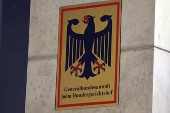 Ein Schild weist auf das Gebäude der Bundesanwaltschaft hin: Mutmaßlicher IS-Unterstützer wurde in Heilbronn festgenommen.