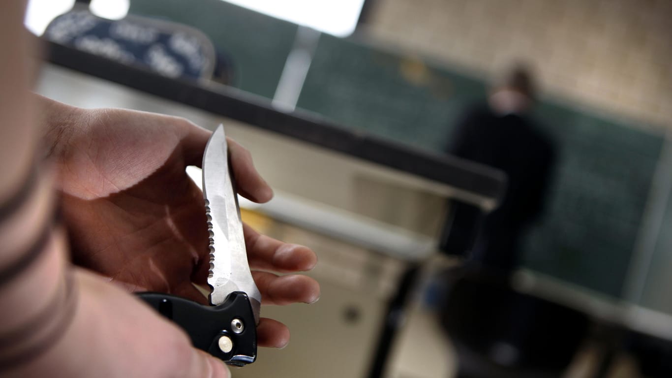 Messer in einem Klassenraum. Die Polizei warnt vor Mitnahme von Messern in die Schule.