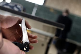 Messer in einem Klassenraum. Die Polizei warnt vor Mitnahme von Messern in die Schule.