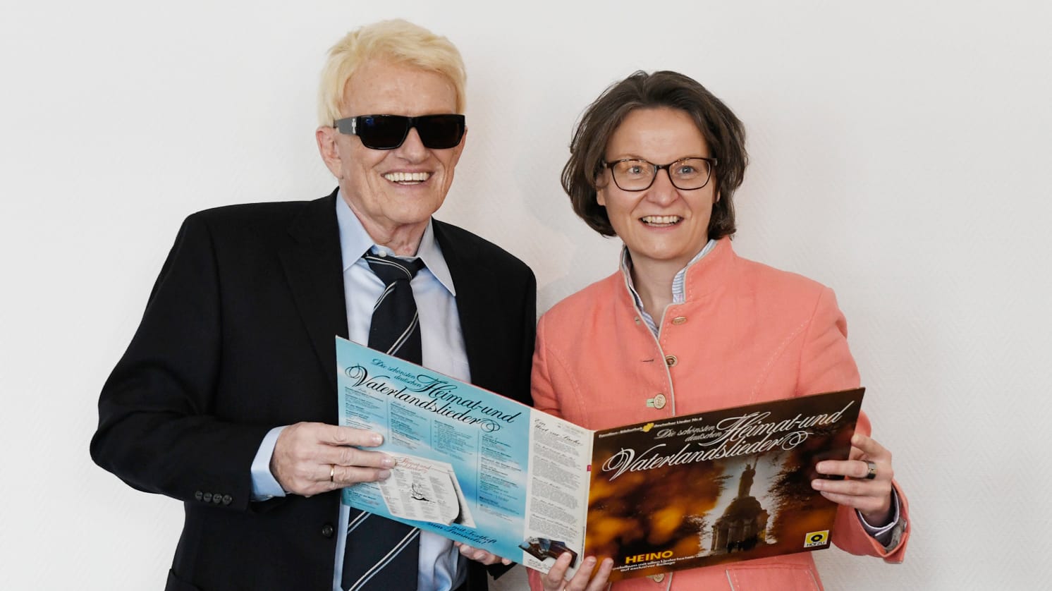 Die Heimatministerin Scharrenbach und Heino: Der Musiker schenkte ein Doppelalbum mit mehreren nationalsozialistischen Liedern.