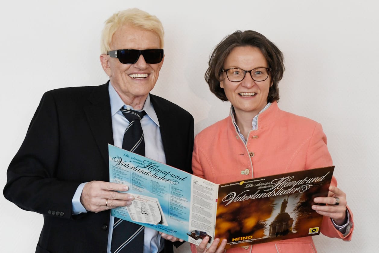 Die Heimatministerin Scharrenbach und Heino: Der Musiker schenkte ein Doppelalbum mit mehreren nationalsozialistischen Liedern.