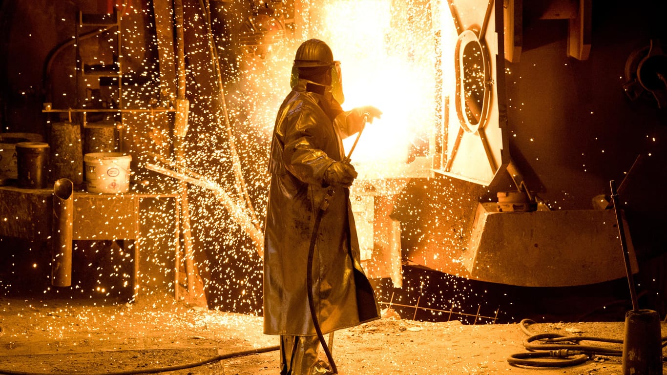 Ein Stahlarbeiter bei der Arbeit in Salzgitter: Nach Angaben der US-Regierung sollen die geplanten Strafzölle keine Produkte aus der EU treffen.