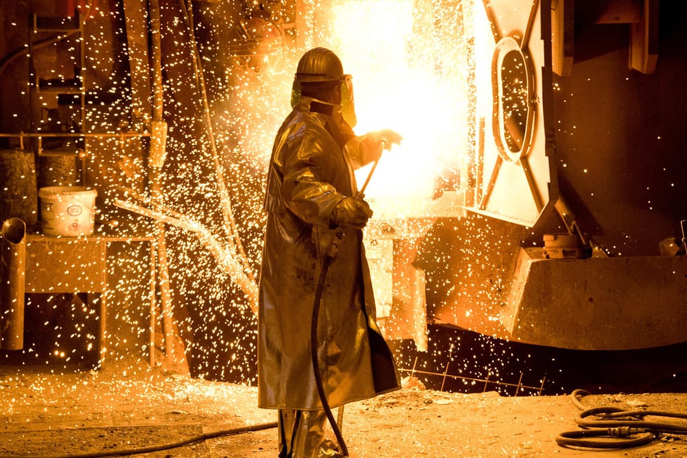 Ein Stahlarbeiter bei der Arbeit in Salzgitter: Nach Angaben der US-Regierung sollen die geplanten Strafzölle keine Produkte aus der EU treffen.