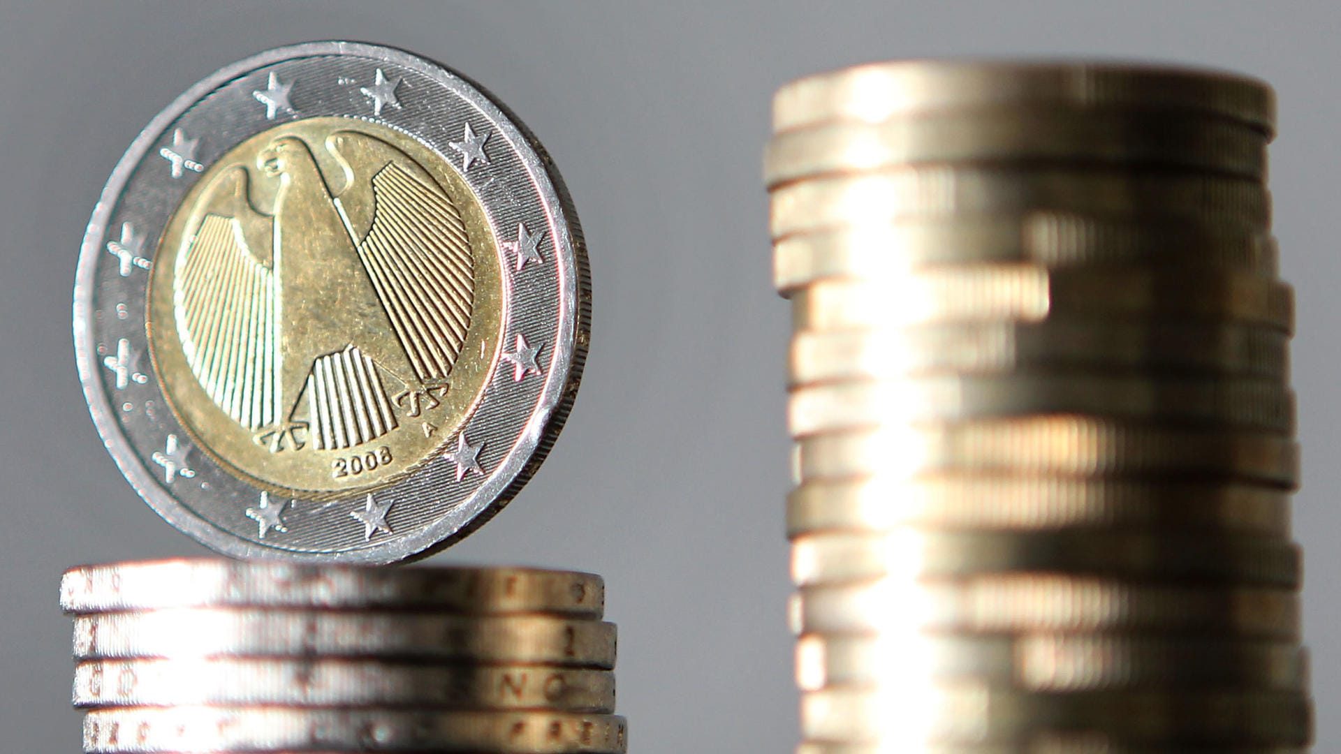 Euro-Münzen stapeln sich: Der Länderfinanzausgleich hat 2017 eine neue Rekordhöhe erreicht. Euro-Münzen stapeln sich: Der Länderfinanzausgleich hat 2017 eine neue Rekordhöhe erreicht.