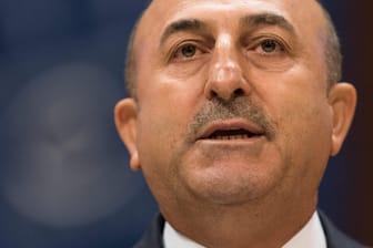 Der türkische Außenminister Mevlüt Cavusoglu: "Inakzeptabel" seien die Äußerungen der Kanzlerin und beruhten "auf falschen Informationen".