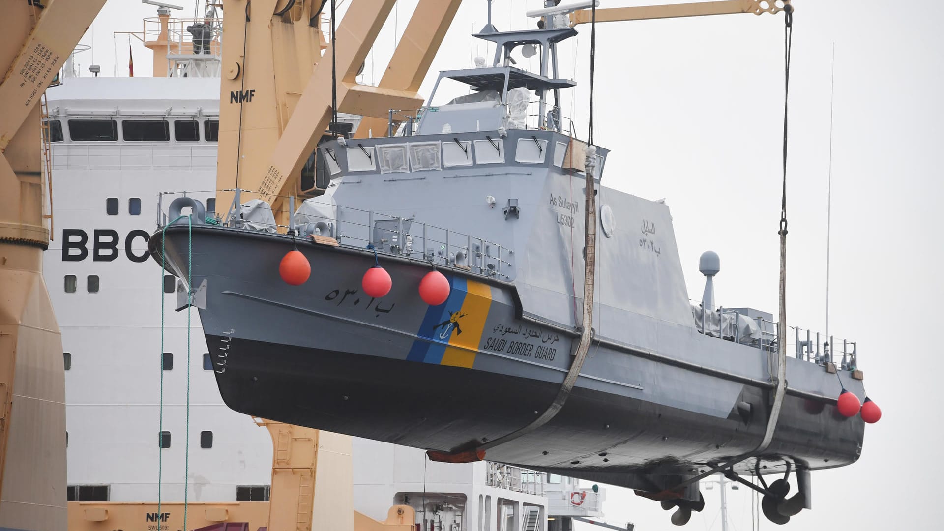 Ein Küstenschutzboot für Saudi-Arabien wird im Hafen von Mukran bei Sassnitz (Mecklenburg-Vorpommern) auf ein Transportschiff verladen.