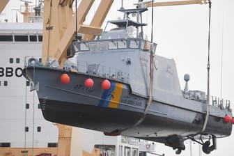 Ein Küstenschutzboot für Saudi-Arabien wird im Hafen von Mukran bei Sassnitz (Mecklenburg-Vorpommern) auf ein Transportschiff verladen.