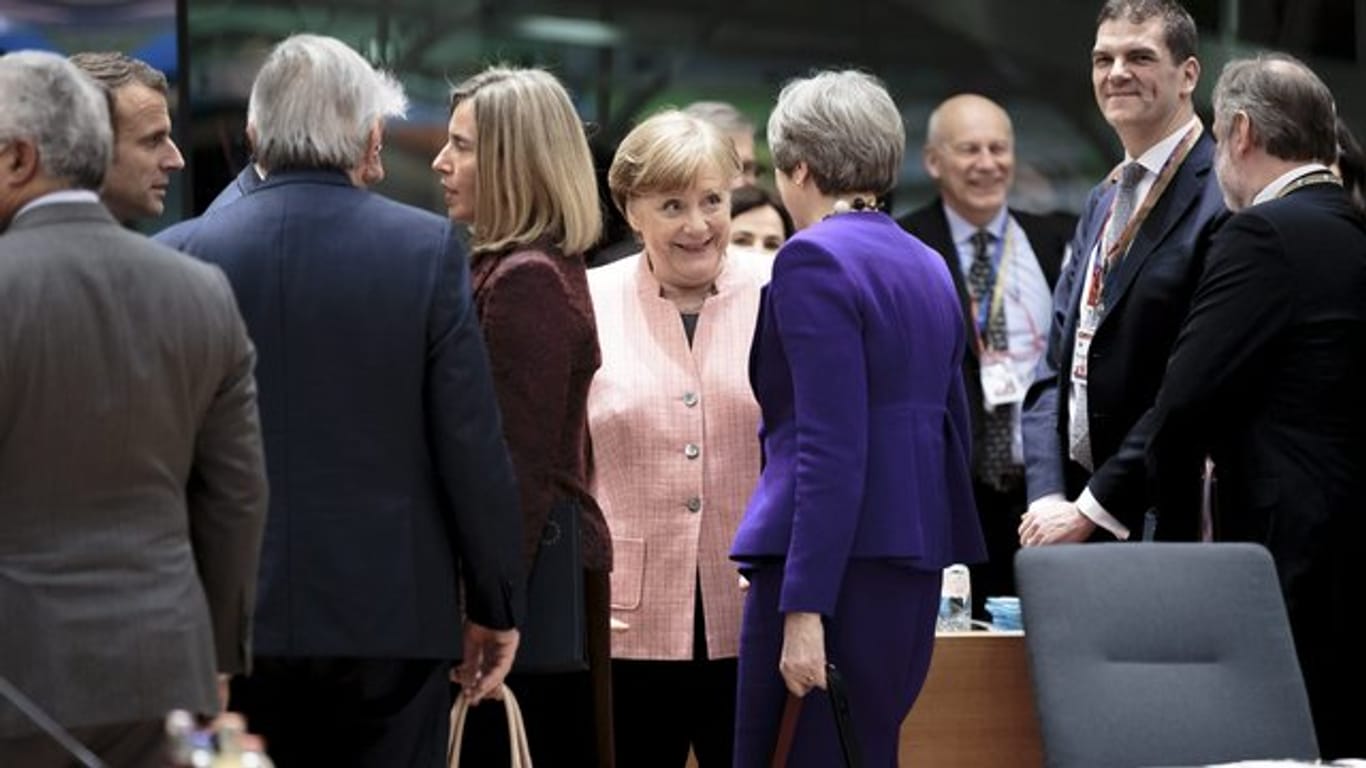 Theresa May, Premierministerin von Großbritannien, begrüßt Bundeskanzlerin Angela Merkel beim EU-Gipfel der Staats- und Regierungschefs.