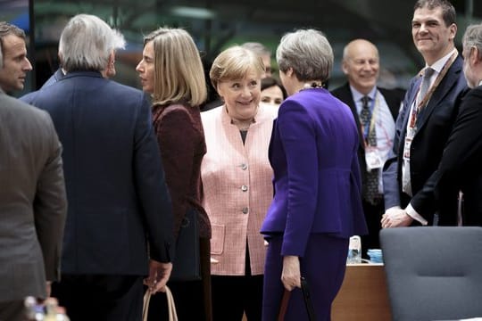 Theresa May, Premierministerin von Großbritannien, begrüßt Bundeskanzlerin Angela Merkel beim EU-Gipfel der Staats- und Regierungschefs.