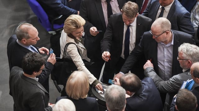 Verteidigungsministerin Ursula von der Leyen gibt zur Abstimmung über den Bundeswehreinsatz im Mittelmeer ihre Stimme ab.