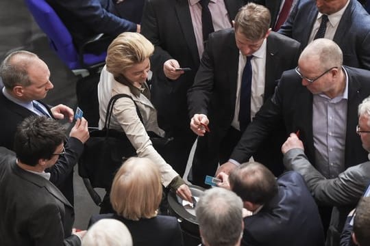 Verteidigungsministerin Ursula von der Leyen gibt zur Abstimmung über den Bundeswehreinsatz im Mittelmeer ihre Stimme ab.