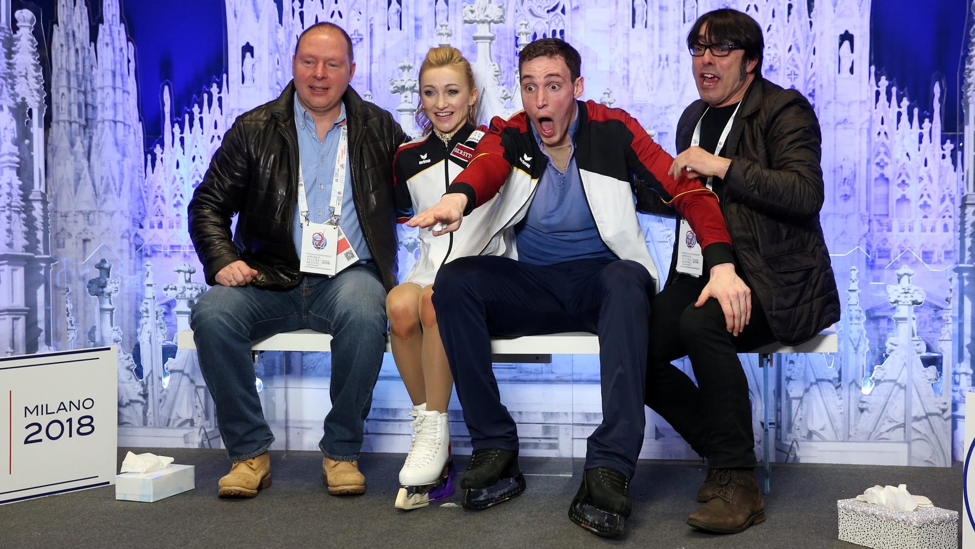 Kaum zu fassen: Die Paarlauf-Stars Aljona Savchenko und Bruno Massot (2. l. r.) gewannen nach den Olympischen Spielen auch die Weltmeisterschaft.