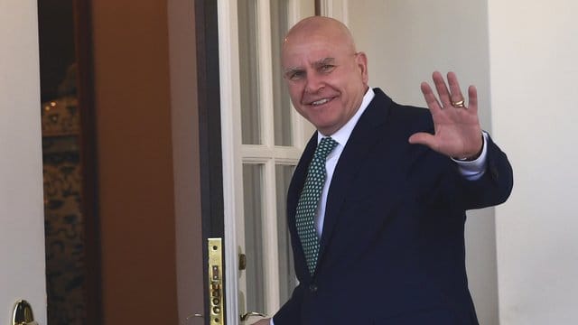 Herbert Raymond McMaster winkt vor dem West Wing des Weißen Hauses.