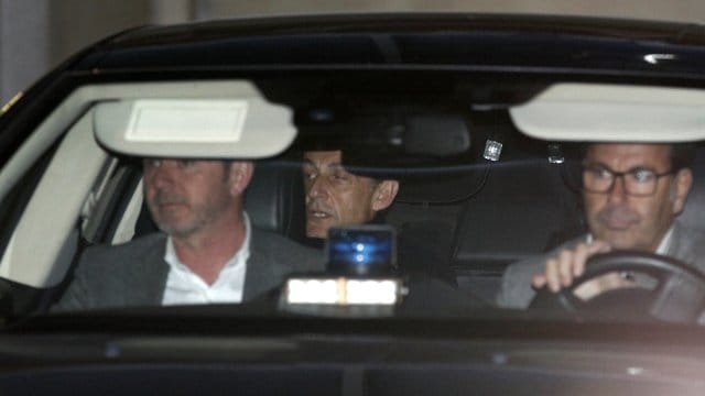 Nicolas Sarkozy verlässt in einem Auto eine Außenstelle des französischen Innenministeriums (Archivbild). Nicolas Sarkozy verlässt in einem Auto eine Außenstelle des französischen Innenministeriums (Archivbild).