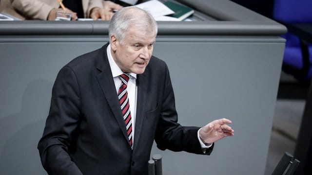 Horst Seehofer will im Kampf gegen Kriminalität und Extremismus Härte zeigen.