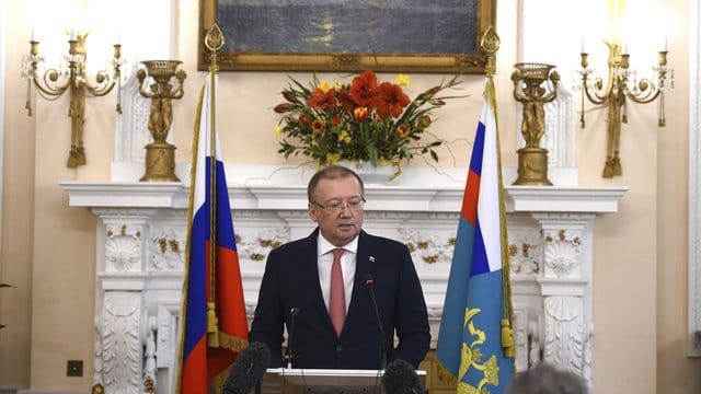 Alexander Wladimirowitsch Jakowenko, russischer Botschafter in London, spricht bei einer Pressekonferenz nach dem Giftanschlag auf den Ex-Agenten Sergej Skripal. Alexander Wladimirowitsch Jakowenko, russischer Botschafter in London, spricht bei einer Pressekonferenz nach dem Giftanschlag auf den Ex-Agenten Sergej Skripal.