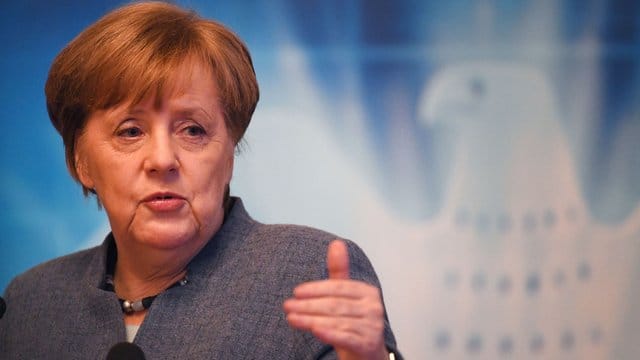 Vor dem Wahlkreisbüro von Angela Merkel in Stralsund wurden Grabkerzen abgelegt.