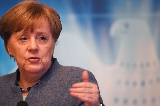 Vor dem Wahlkreisbüro von Angela Merkel in Stralsund wurden Grabkerzen abgelegt.