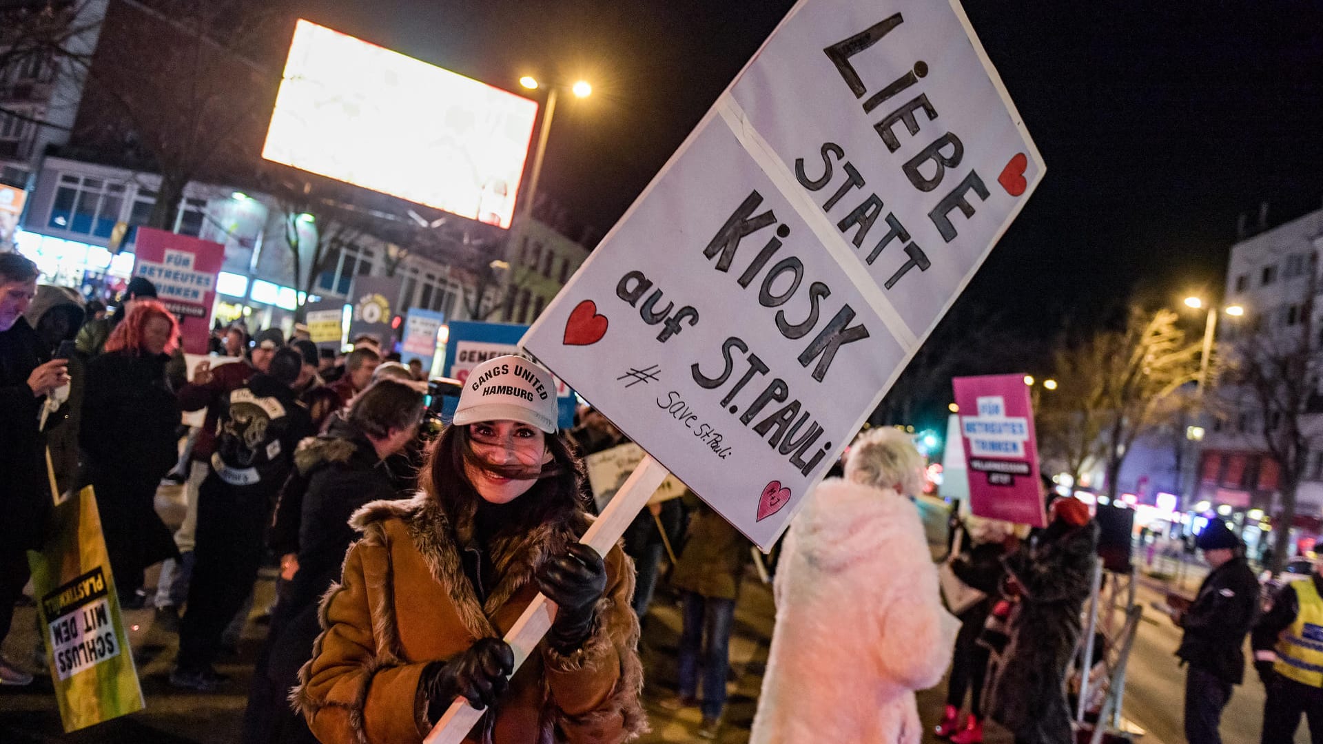 Teilnehmerin der Demonstration "Save St. Pauli" trägt ein Schild mit der Aufschrift "Liebe statt Kiosk auf St. Pauli" in den Händen: Billig-Alkohol sorgt auf St. Pauli erneut für Protest. Teilnehmerin der Demonstration "Save St. Pauli" trägt ein Schild mit der Aufschrift "Liebe statt Kiosk auf St. Pauli" in den Händen: Billig-Alkohol sorgt auf St. Pauli erneut für Protest.