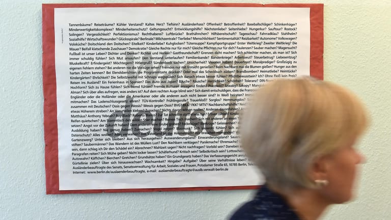 "Was ist deutsch?": Demokratie und Meinungsfreiheit sind unzweifelhaft Bestandteile, findet t-online.de-Kolumnistin Lamya Kaddor.
