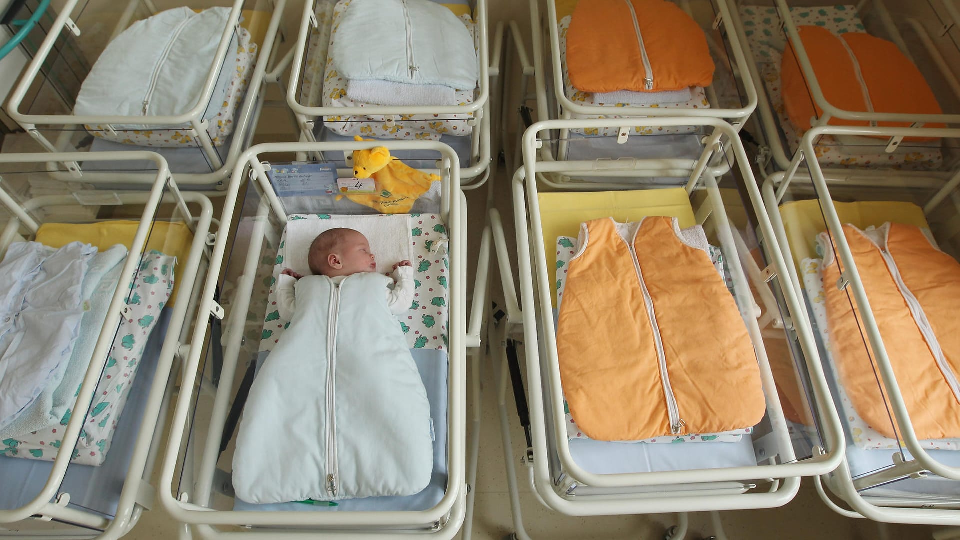 Neugeborenes in einem Krankenhaus: Zeitungsbotin findet neugeborenes Baby vor Haustür.