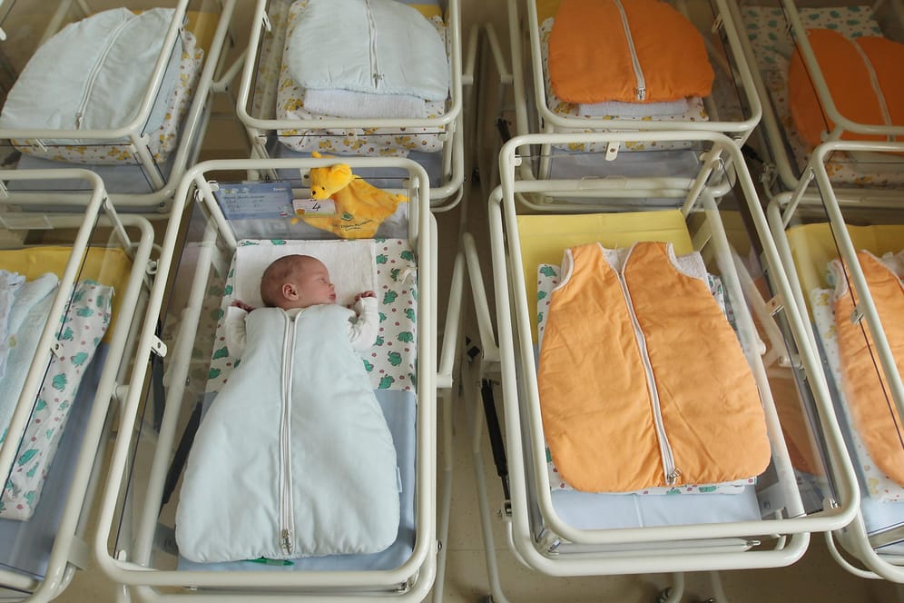 Neugeborenes in einem Krankenhaus: Zeitungsbotin findet neugeborenes Baby vor Haustür.