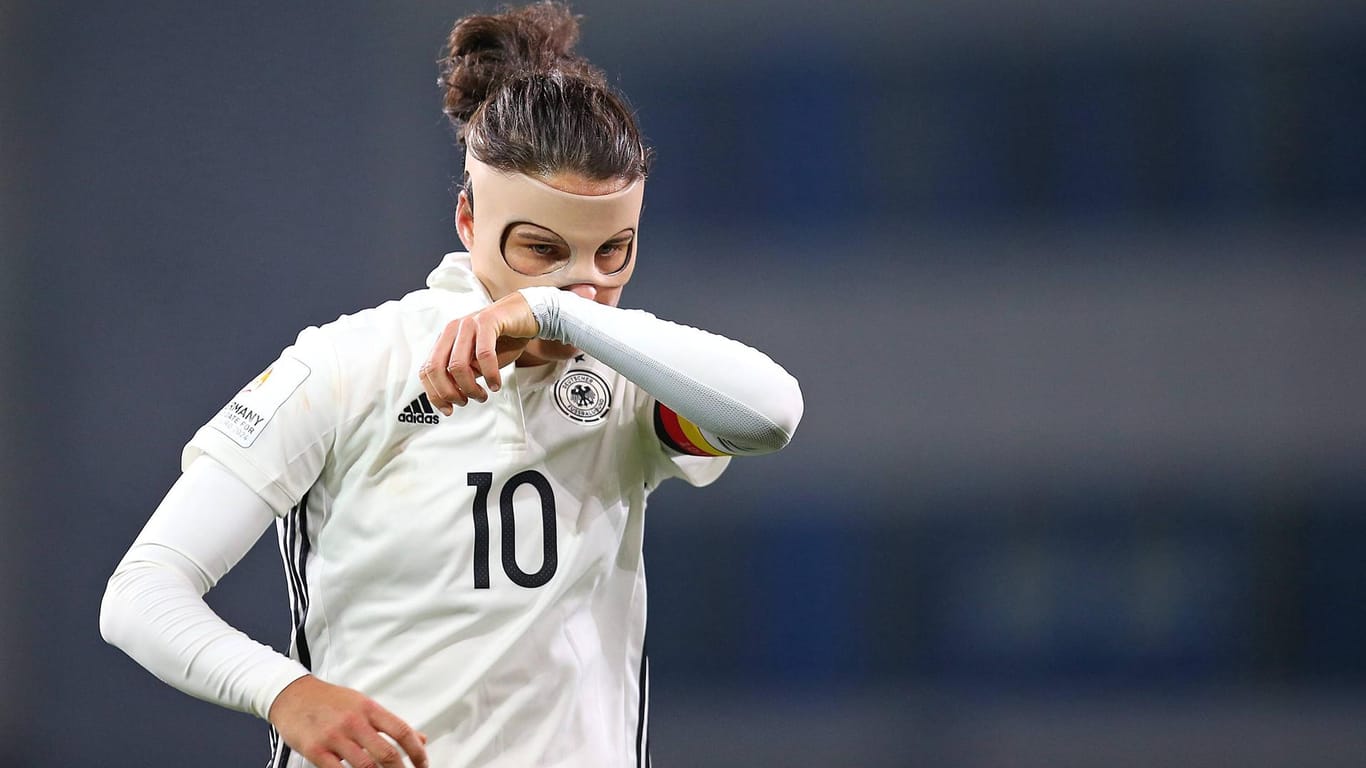 Dzsenifer Marozsan im November beim Spiel gegen Frankreich. Damals war sie verletzt - aktuell sind die DFB-Frauen aufgrund ihrer Misserfolge angeschlagen.