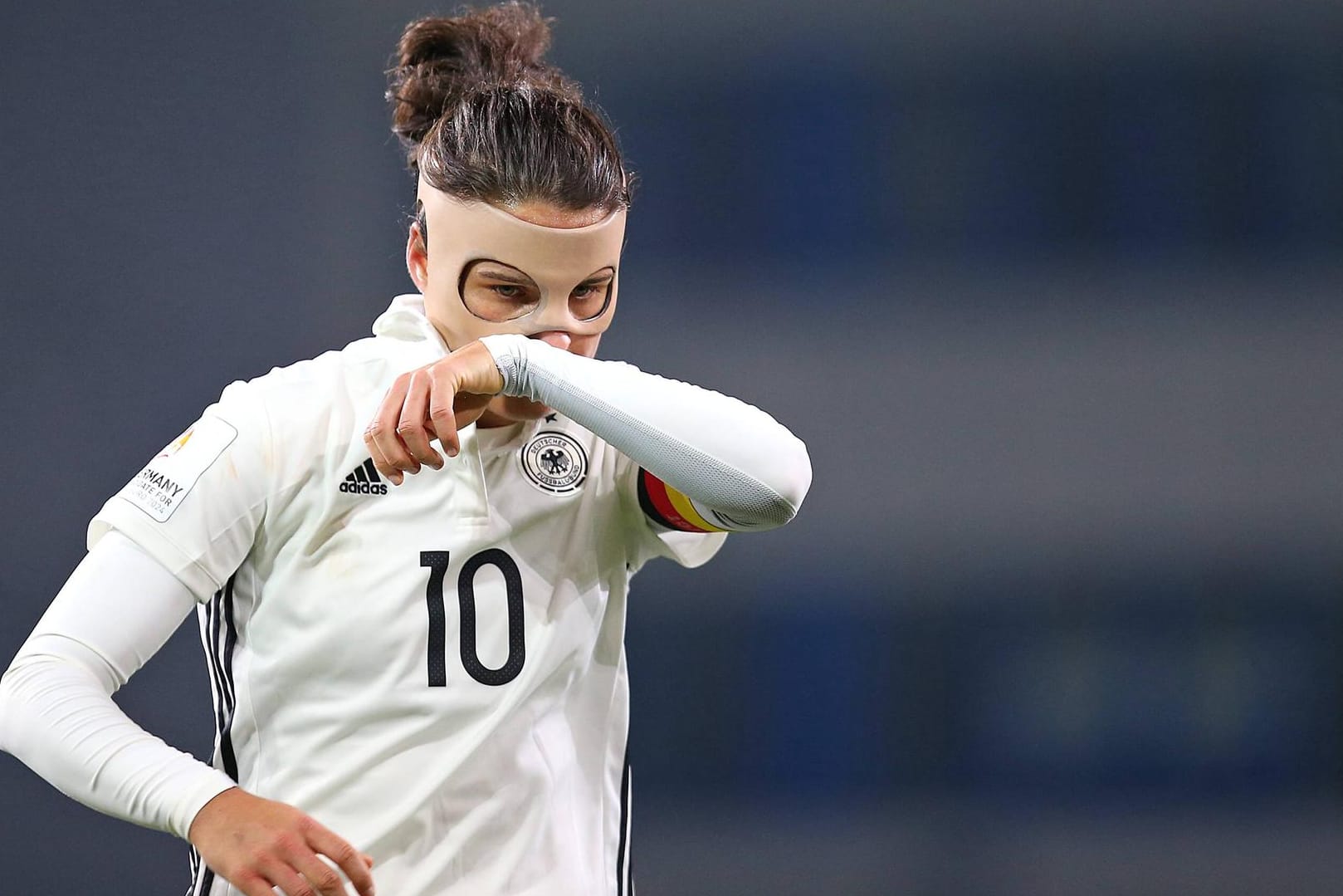 Dzsenifer Marozsan im November beim Spiel gegen Frankreich. Damals war sie verletzt - aktuell sind die DFB-Frauen aufgrund ihrer Misserfolge angeschlagen.