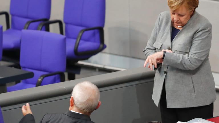 Die Zeiten ändern sich (nicht): Der Bundestag hat die Abschaffung der Zeitumstellung abgelehnt. Kanzlerin Merkel war bei der Abstimmung nicht dabei. (Archivbild)