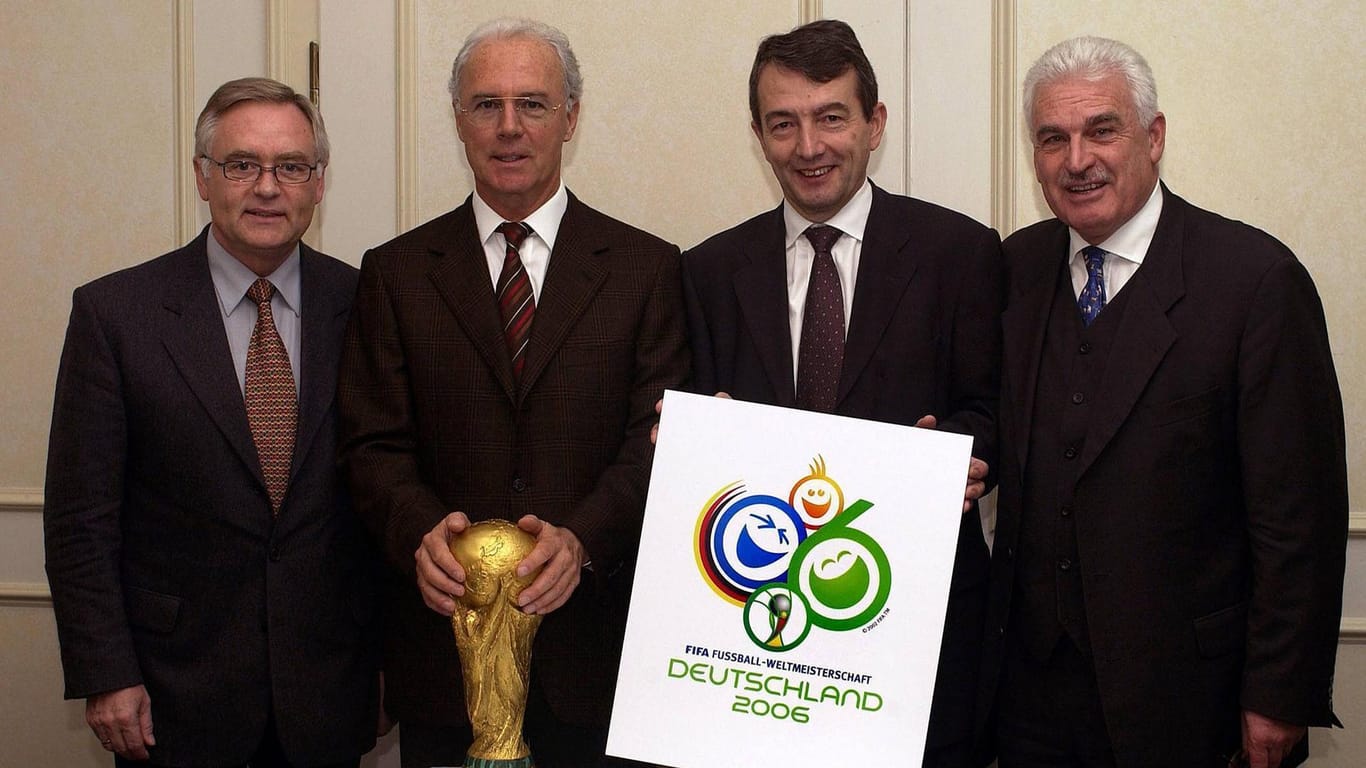 Nach belastendem Fund unter Druck: Horst R. Schmidt (l.) neben Franz Beckenbauer, Wolfgang Niersbach und Fedor H. Radmann bei der Präsentation des Logos für die WM 2006.