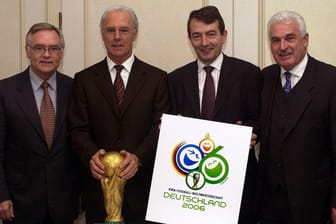 Nach belastendem Fund unter Druck: Horst R. Schmidt (l.) neben Franz Beckenbauer, Wolfgang Niersbach und Fedor H. Radmann bei der Präsentation des Logos für die WM 2006.