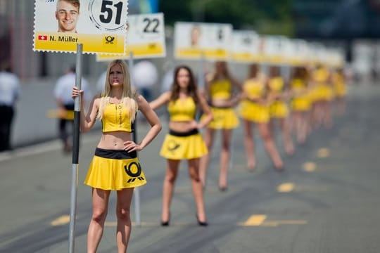 Weibliche Staffage beim Deutschen Tourenwagen-Masters (DTM) 2016 in Nürnberg.