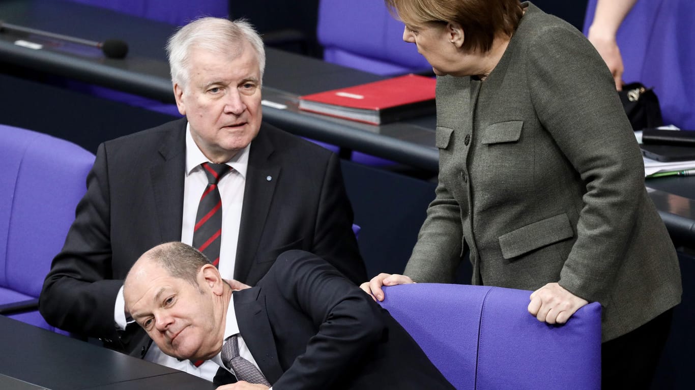 Horst Seehofer und Angela Merkel unterhalten sich im Deutschen Bundestag: Merkel hat in ihrer Regierungserklärung den Vorstoß von Horst Seehofer zurückgewiesen.