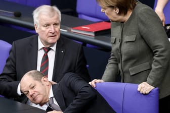 Horst Seehofer und Angela Merkel unterhalten sich im Deutschen Bundestag: Merkel hat in ihrer Regierungserklärung den Vorstoß von Horst Seehofer zurückgewiesen.