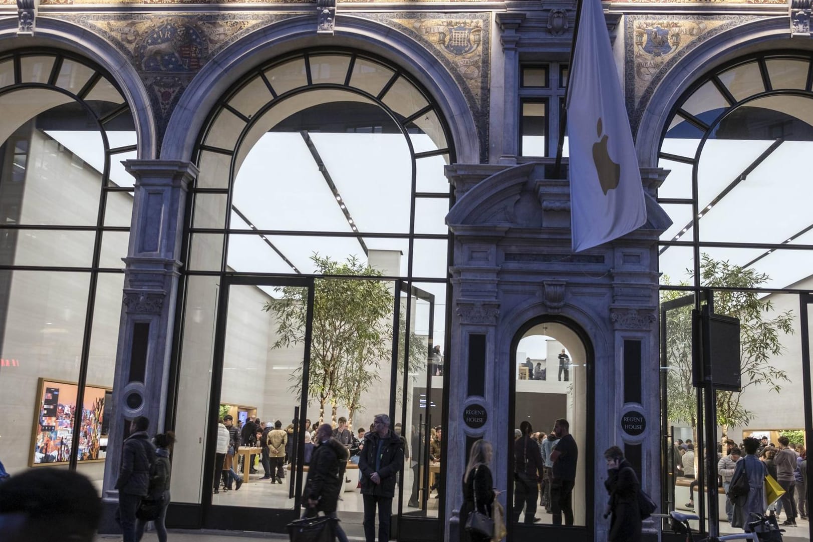 Apple-Store in London: Huawei macht freche Werbung.