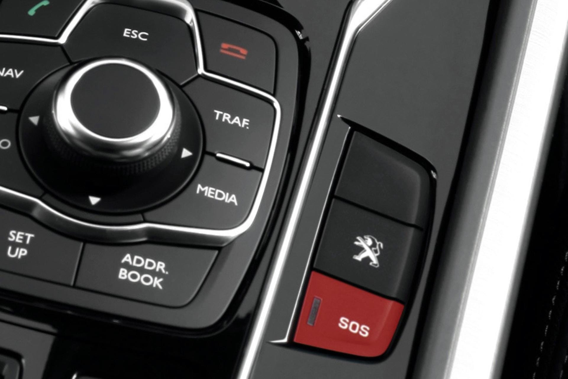 eCall-Notruftaste in einem Peugeot: Bis das System flächendeckend verbreitet ist, wird es noch viele Jahre dauern.
