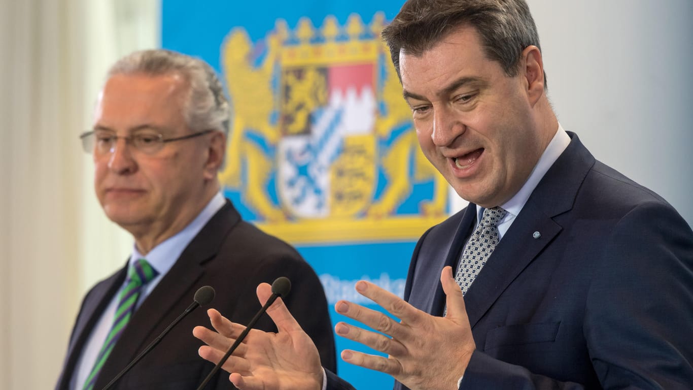 Bayerns Ministerpräsident Markus Söder (rechts): Bei der ersten Sitzung seines Kabinetts beschloss man eine Umstrukturierung von Polizei und Asylbehörden.