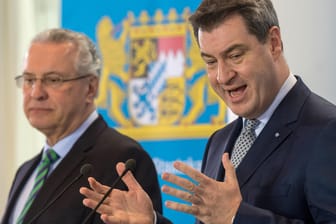 Bayerns Ministerpräsident Markus Söder (rechts): Bei der ersten Sitzung seines Kabinetts beschloss man eine Umstrukturierung von Polizei und Asylbehörden.