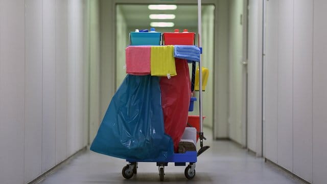 Nach den WSI-Zahlen haben 2016 rund 2,2 Millionen Beschäftigte weniger als den Mindestlohn erhalten, obwohl er ihnen zustand. Nach den WSI-Zahlen haben 2016 rund 2,2 Millionen Beschäftigte weniger als den Mindestlohn erhalten, obwohl er ihnen zustand.