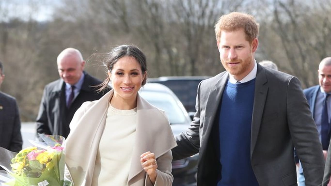 Der britische Prinz Harry (r) und seine Verlobte Meghan Markle auf dem Weg zu einer Veranstaltung der von Jugendlichen geleiteten Friedensinitiative "Amazing the Space".