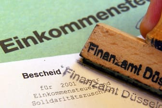 Bescheid über Einkommensteuer: Berliner Finanzämter bearbeiten die Steuererklärungen innerhalb weniger Tage.