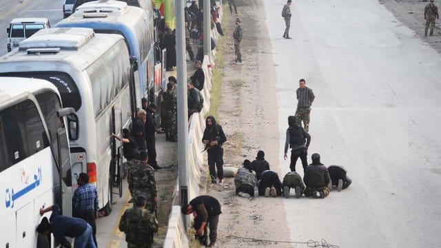 Rückzug aus Ost-Ghuta: Rebellen und ihre Familien verlassen mit Bussen das Kampfgebiet. Rückzug aus Ost-Ghuta: Rebellen und ihre Familien verlassen mit Bussen das Kampfgebiet.