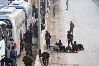Rückzug aus Ost-Ghuta: Rebellen und ihre Familien verlassen mit Bussen das Kampfgebiet.
