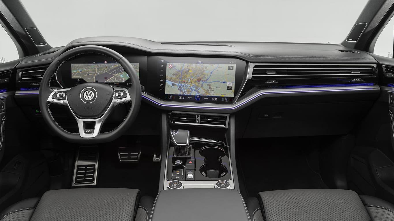 Cockpit des neuen VW Touareg: Wer genug Geld ausgibt, bekommt riesige Touchscreens zum Steuern des Infotainmentsystems.
