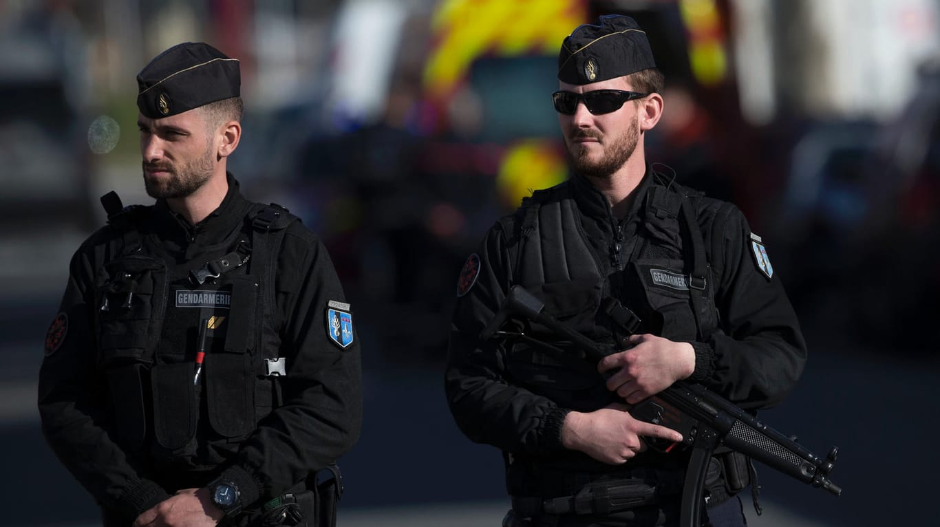 Polizisten im französischen Trebes: In der Nähe hat sich ein Mann mit Geiseln in einem Supermarkt verschanzt.