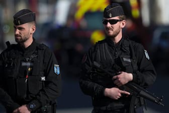 Polizisten im französischen Trebes: In der Nähe hat sich ein Mann mit Geiseln in einem Supermarkt verschanzt.